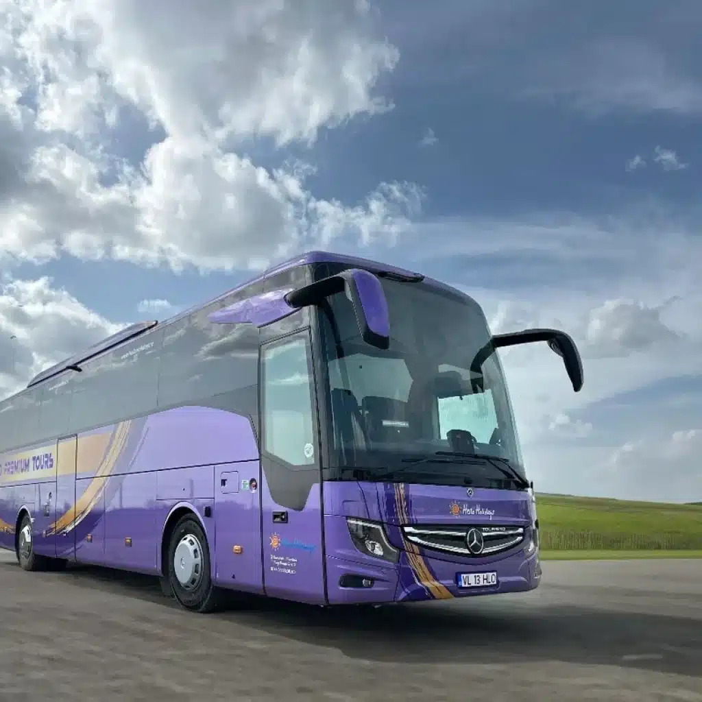 Investiții majore pentru confortul turiștilor: Hello Holidays ridică standardele cu autocare de ultimă generație și un sediu nou