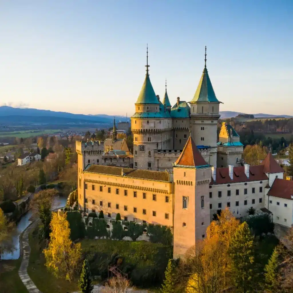 6 dintre cele mai frumoase castele din Slovacia pe care le poți vizita pentru tururi, povești adevărate și camere regale pline de istorie